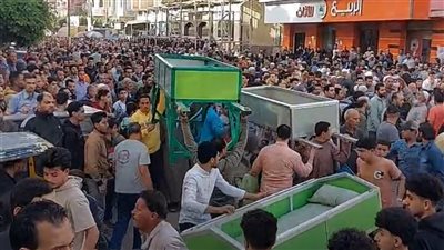 الحزن يسيطر على الجميع.. تشييع جثامين ضحايا حادث سقوط سيارة داخل ترعة بطنطا| بث مباشر