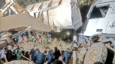 انحرفت عن مسارها.. سائق تريلا يصطدم بمقهى يسفر عن وفاة شخصين وإصابة 4 بأسوان | بث مباشر 