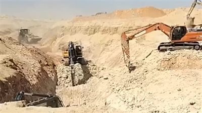 لليوم الرابع.. استمرار عملية استخراج جثمان الشاب طه ضحية السقوط في بئر مياه بالمنيا | بث مباشر