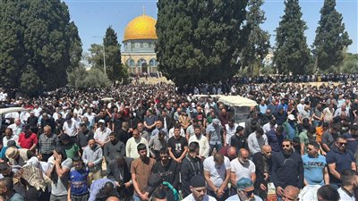 120 ألف مصلٍ يؤدون صلاة الجمعة الأخيرة من رمضان في المسجد الأقصى| صور 