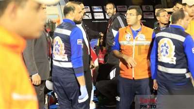 نقل حسين الشحات إلى المستشفى واشتباه في إصابته بارتجاج في المخ 