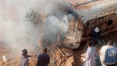 تفحم جثة سائق إثر اشتعال سيارة نقل مياه على صحراوي قنا | صور