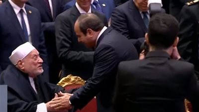 السيسي يصافح أحمد عمر هاشم ويطمئن على صحته خلال احتفالية ليلة القدر