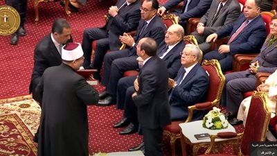 وزير الأوقاف يهدي السيسي ملخص رؤية الوزارة في تجديد الخطاب الديني خلال احتفالية ليلة القدر