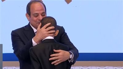 السيسي يقبل رأس صغيرًا مكفوفًا خلال تكريمه الفائزين بمسابقة القرآن الكريم