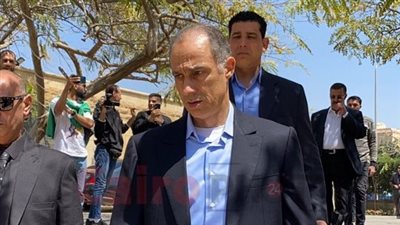 الحزن يخيم على جمال مبارك في جنازة فتحي سرور