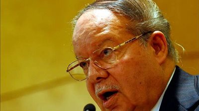 أول من أدخل التعليم بالكمبيوتر للمدارس.. ما لا تعرفه عن أحمد فتحي سرور وزير التعليم 