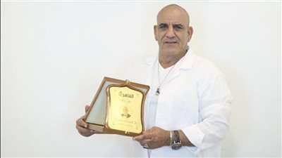 القاهرة 24 يكرم محمد لطفي بعد تألقه في مسلسل بيت الرفاعي