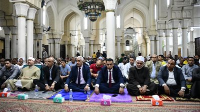 أهالي قنا يحتفلون بليلة القدر بمسجد عبد الرحيم القنائي