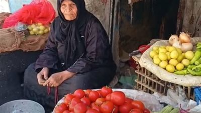 قصة كفاح مُسنة تعمل على فرشة خضار في السويس: بصرف على ولادي وأحفادي الأيتام | بث مباشر