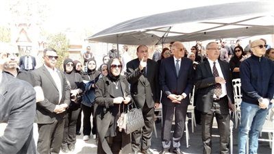 بحضور شخصيات عامة وسياسيين.. انهيار أسرة أحمد فتحي سرور بعد دفن جثمانه بمقابر العائلة | بث مباشر