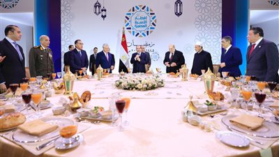 مصافحة الرئيس لعمرو موسى ومرشحو الانتخابات الأخيرة وبطلة مليحة.. مشاهد من إفطار الأسرة المصرية