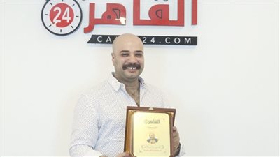 القاهرة 24 يكرم الفنان حاتم صلاح بعد تألقه في مسلسل الكبير أوي 8