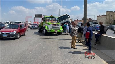 انقلاب جرار أنابيب على الطريق الدائري بالقرب من نزلة صفط اللبن | بث مباشر