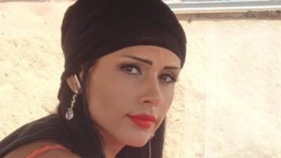 طليق ساندي يعيق سفر الفنانة بابنتها للخارج لدفن والدتها.. فما القصة؟