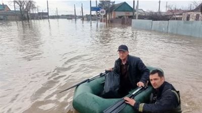 حالة طوارئ وقوارب في الشوارع لنقل المواطنين بسبب فيضانات المياه.. أزمة كبرى في روسيا بعد انهيار أحد السدود