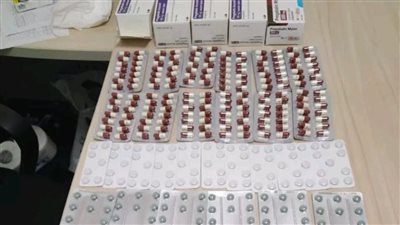 جمارك مطار سفنكس تحبط محاولة تهريب عدد من الأقراص والكبسولات المخدرة