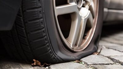 ماذا تفعل إذا كان لديك إطار مثقوب في سيارتك؟