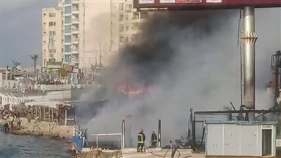 تكدس مروري.. الدفع بـ8 سيارات إطفاء لموقع حريق كافيتريات ونادي صيادلة الإسكندرية