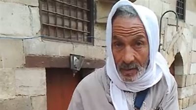 كفاح مُسن يجوب شوارع القاهرة لبيع الأدوات المنزلية: عندي حساسية ربو.. وبنزل الشغل ومعايا العلاج | بث مباشر