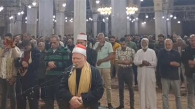 بعد إعلان الرؤية.. مئات المصلين يؤدون صلاتي العشاء والتراويح في المساجد بالمحافظات| بث مباشر 