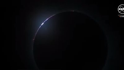 الأرض تشهد ذروة كسوف الشمس.. وهذا موعد الانتهاء 