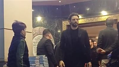 حسام غالي أول الحاضرين في عزاء والد مروان محسن بمسجد الشرطة بالدراسة | بث مباشر 