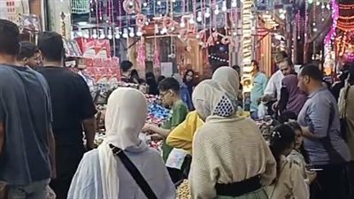 استعدادًا لـ عيد الفطر.. زحام كبير على شراء الحلوى والشيكولاتة في السويس | بث مباشر
