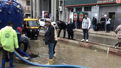 انتشار معدات الوحدات المحلية لرفع مياه الأمطار من الشوارع والطرق بالبحيرة