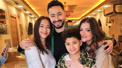 بالتزامن مع عرض الحلقة الأخير.. حمادة هلال يحتفل بنجاح المداح 4 بحفل إفطار بحضور زوجته وأبنائه | صور