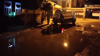 الشوارع تحولت لبرك.. كسح مياه الأمطار ليلا من شوارع كفر الشيخ| صور 