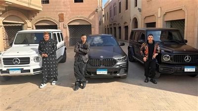 سيارات فاخرة بأسمائهم على اللوحات | عمر كمال وبيكا وشاكوش يثيرون الجدل.. والجمهور: الهيافة والجهل هي اللي بتسود