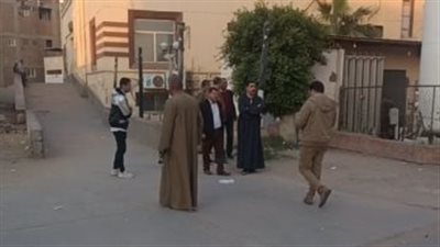واقفين قدام المشرحة.. الحزن يخيم على أقارب 5 ضحايا غرق ميكروباص ببني سويف | بث مباشر 
