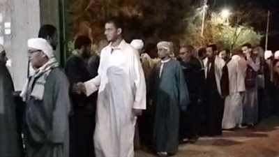 أهالي المنيا يقدمون واجب العزاء في الشاب طه ضحية السقوط بالبئر| بث مباشر