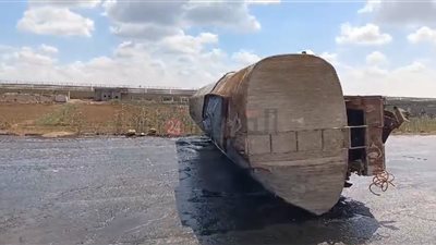 بعد تصادم سيارتين.. الحماية المدنية تسيطر على انسكاب مادة خطيرة على طريق بورسعيد الإسماعيلية | صور