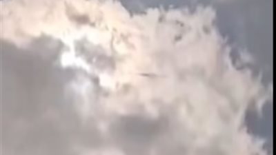 يشبه الكائن الفضائي.. رصد جسم غامض عبر السحب  أثناء كسوف في أمريكا