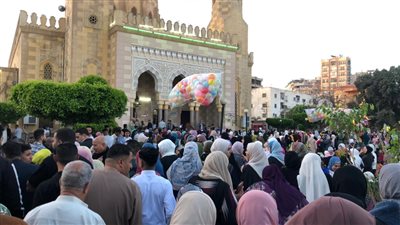 مئات المصلين يتوافدون لمسجد ناصر ببنها لأداء صلاة العيد 