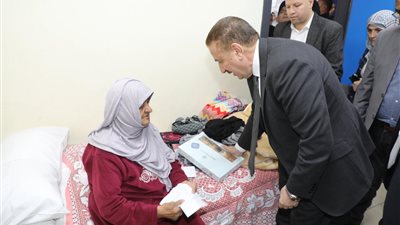 أنتم في بلدكم الثاني.. محافظ المنوفية يقدم كحك العيد للمرضى الفلسطينيين ويطمئن عليهم