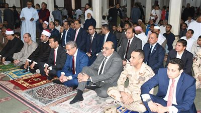 محافظ الفيوم يؤدي صلاة عيد الفطر المبارك بمسجد ناصر الكبير