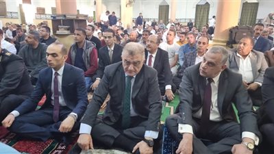 محافظ سوهاج يؤدي صلاة عيد الفطر بمسجد الشرطة 