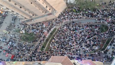 وسط أجواء فرحة.. طلاب إندونيسيين يؤدون صلاة العيد بساحة مسجد الرحمة بطنطا |صور