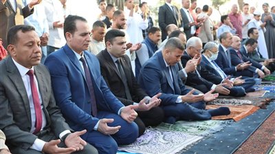 محافظ المنيا يؤدي صلاة عيد الفطر بساحة مدرسة الفريق صفى الدين أبوشناف
