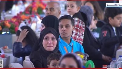 بكاء وتأثر أسر الشهداء أثناء عرض تضحيات أبنائهم خلال احتفالية عيد الفطر