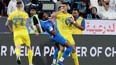 هل تواصل وزير الرياضة السعودي مع رونالدو بعد طرده أمام الهلال؟