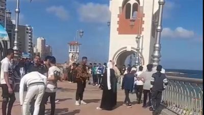 إقبال كثيف على شواطئ الإسكندرية وشرم الشيخ بأول أيام عيد الفطر | بث مباشر 