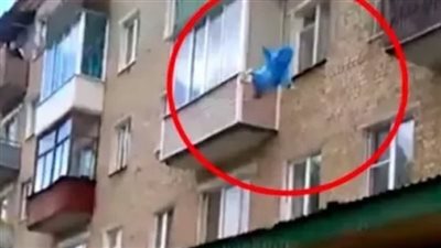 سيدة تلقى برضيعها من البلكونة.. وزوجها: مريضة نفسية