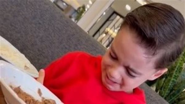 صغير يبكي بسبب تناوله