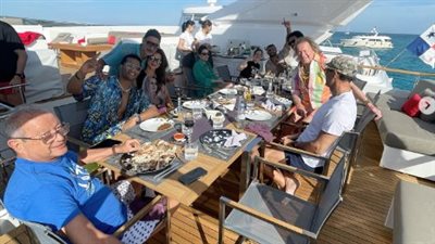 محمد رمضان رفقة نجيب ساويرس وبعض الأصدقاء على يخت في الجونة