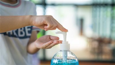 بسبب مخاوف من الإصابة بالسرطان.. الاتحاد الأوروبي يدرس حظر استخدام الإيثانول في معقمات الأيدي 