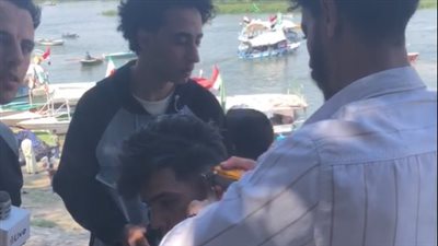 شاب يحلق للمواطنين بالمجان أمام شلالات القناطر الخيرية: الناس بتستناني كل سنة | بث مباشر